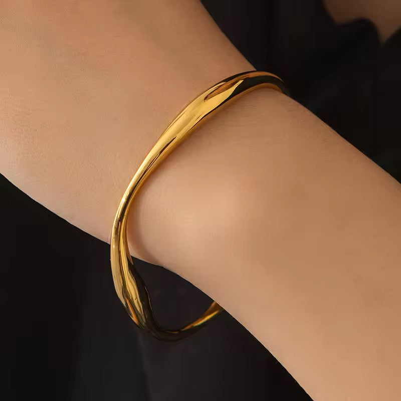 Sleek stackable bracelet