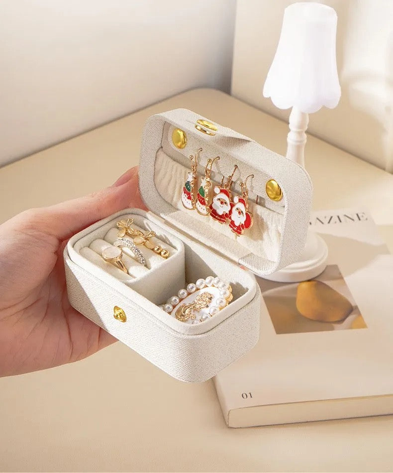 Travel jewelry case