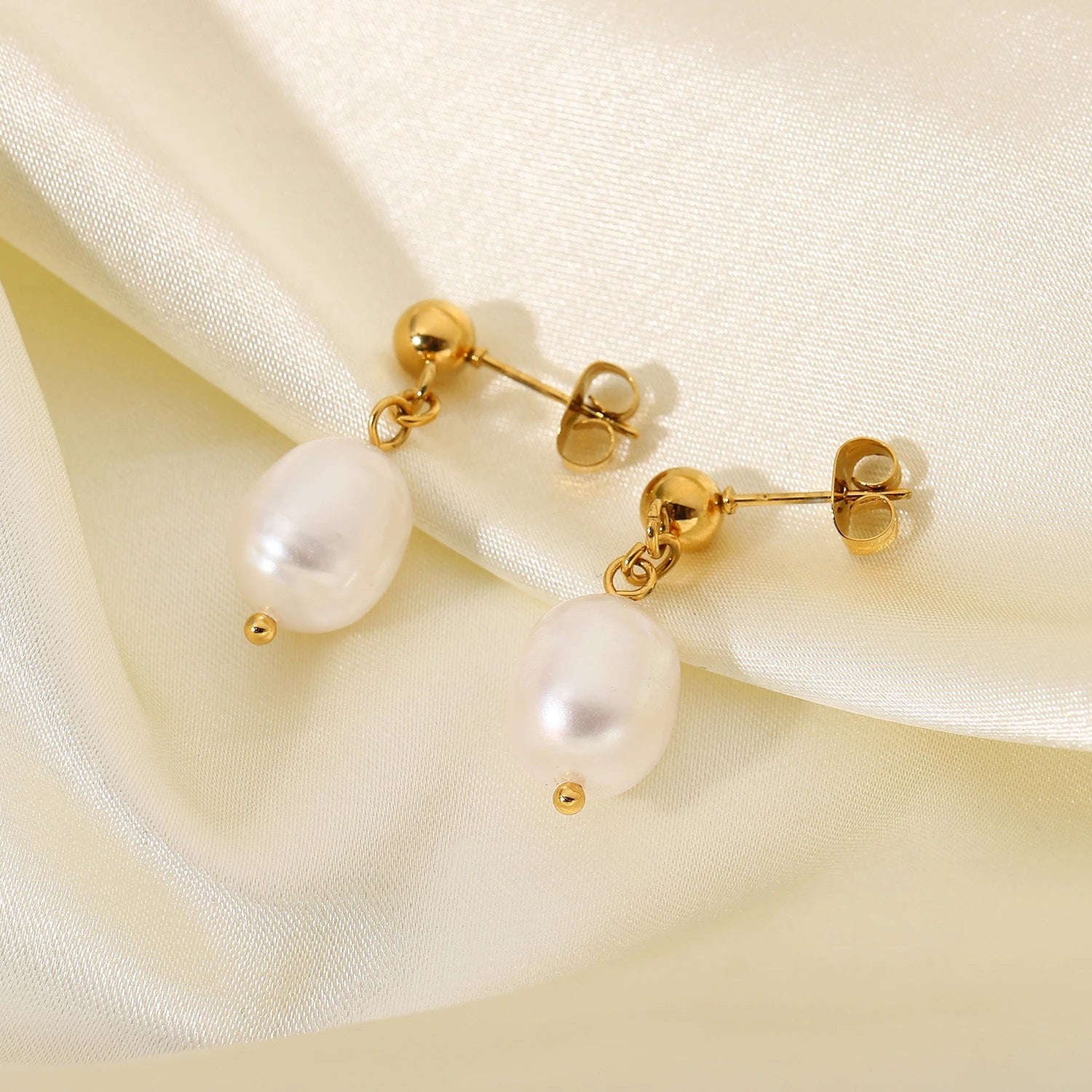 Zeneme pearl earrings