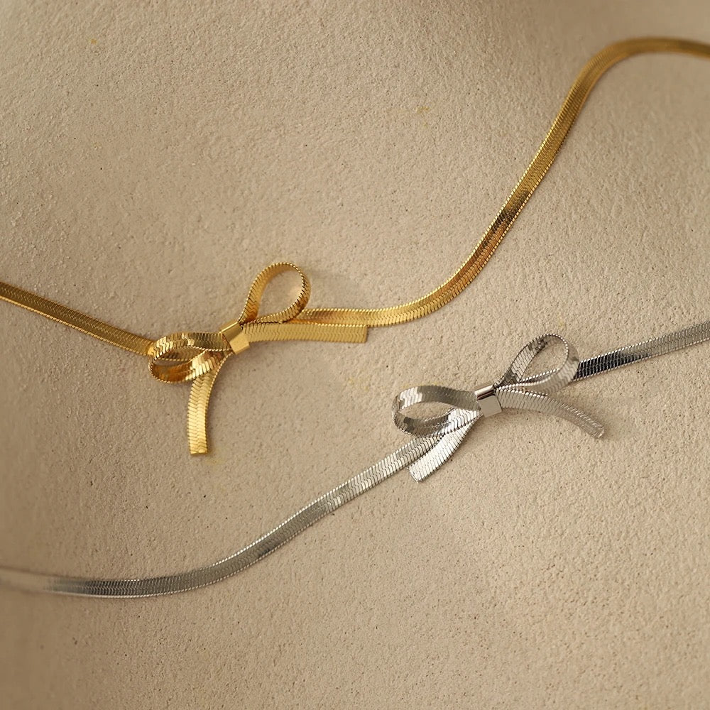 Bow necklace