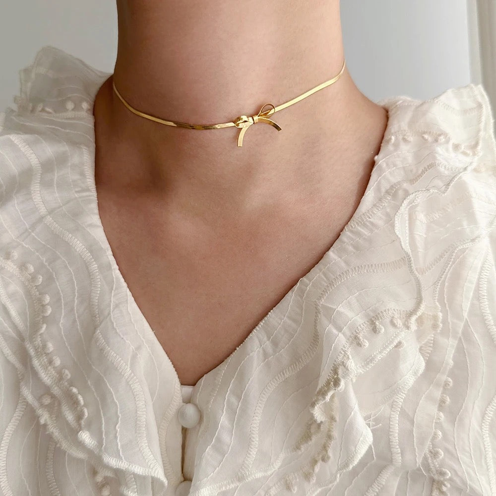 Bow necklace